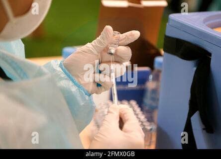 Phnom Penh, Cambodge. 12 mai 2021. Un agent de santé prépare une dose du vaccin sinovac COVID-19 en Chine sur un site de vaccination à l'île Diamond à Phnom Penh, au Cambodge, le 12 mai 2021. À ce jour, plus de 1.82 millions des 16 millions de personnes du pays avaient été vaccinées contre le virus, a déclaré un rapport du gouvernement. Credit: Phearum/Xinhua/Alamy Live News Banque D'Images