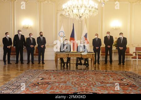 Prague, République tchèque. 12 mai 2021. Jiri Kejval, président du Comité olympique tchèque (COV), à gauche, et Milos Zeman, président tchèque, à droite, ont signé la candidature de l'équipe olympique tchèque aux Jeux olympiques d'hiver de 2022 à Beijing le 12 mai 2021, à Prague, en République tchèque. Crédit : Katerina Sulova/CTK photo/Alamy Live News Banque D'Images