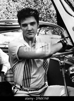 Presley, Elvis, 8.1.1935 - 16.8.1977, chanteur et acteur américain, demi-longueur, assis en voiture, années 1950, DROITS-SUPPLÉMENTAIRES-AUTORISATION-INFO-NON-DISPONIBLE Banque D'Images