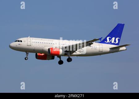 Bruxelles, Belgique – 10. Mai 2017 : SAS Scandinavian Airlines Airbus A319 à l'aéroport de Bruxelles (BRU) en Belgique. Airbus est un fabricant d'avions de Banque D'Images