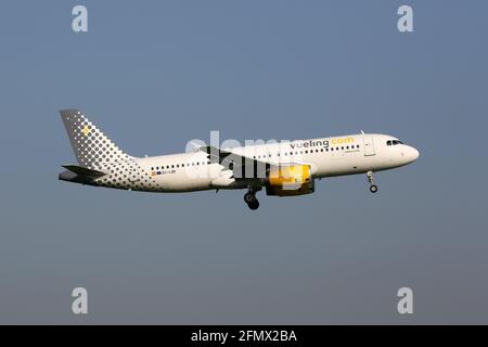 Amsterdam, pays-Bas – 14. Septembre 2016 : Vueling Airbus A320 à l'aéroport d'Amsterdam (AMS) aux pays-Bas. Airbus est un fabricant d'avions de à Banque D'Images