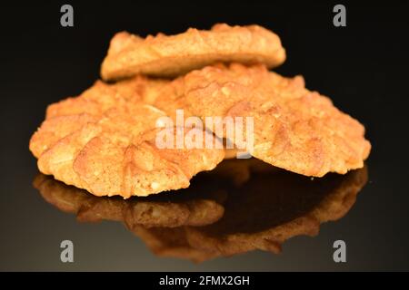 Plusieurs biscuits aux céréales parfumés et croustillants, gros plan, sur fond noir. Banque D'Images