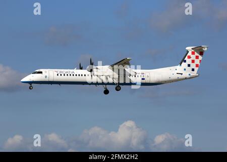 Zurich, Suisse – 29. Juillet 2016 : Croatia Airlines Bombardier DHC-8-400 à l'aéroport de Zurich (ZRH) en Suisse. Banque D'Images