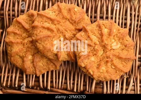 Trois biscuits doux, savoureux, céréales, gros plan, sur un plateau de vignes, vue de dessus. Banque D'Images