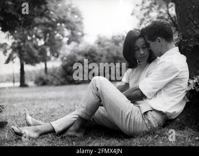 People, 1960, Lovers, Englischer Garten (jardin anglais), Munich, mai 1965, DROITS-SUPPLÉMENTAIRES-AUTORISATION-INFO-NON-DISPONIBLE Banque D'Images