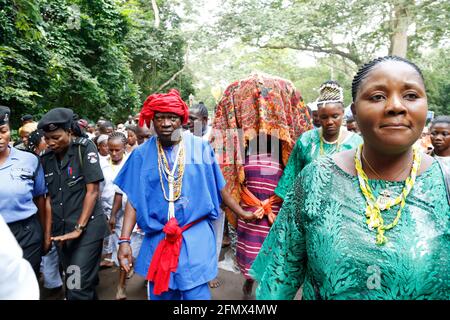 Osun Osogbo: Arugba menant la procession spirituelle à Osun River. Banque D'Images