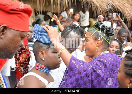 Osun Osogbo: Arugba menant la procession spirituelle à Osun River. Banque D'Images