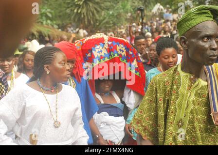 Osun Osogbo: Arugba menant la procession spirituelle à Osun River. Banque D'Images