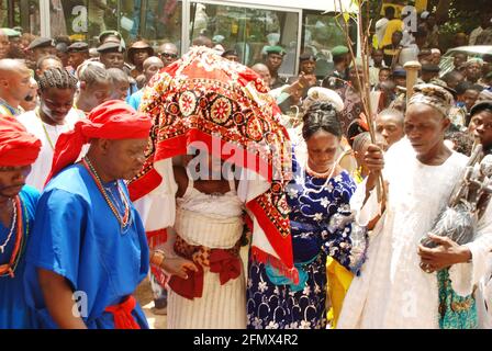 Osun Osogbo: Arugba menant la procession spirituelle à Osun River. Banque D'Images