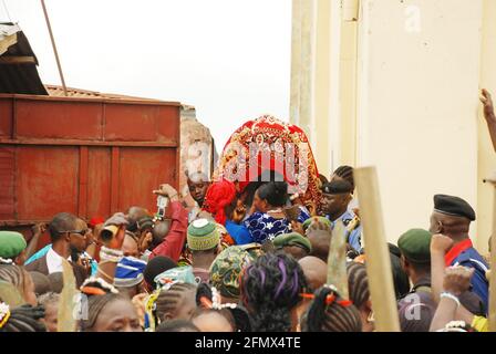 Osun Osogbo: Arugba menant la procession spirituelle à Osun River. Banque D'Images