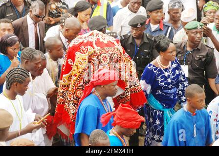 Osun Osogbo: Arugba menant la procession spirituelle à Osun River. Banque D'Images