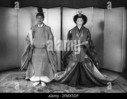 Akihito, * 23.12.1933, Empereur (tenno) du Japon 7.1.1989 - 30.4.2019, pleine longueur, photo de mariage, DROITS-SUPPLÉMENTAIRES-AUTORISATION-INFO-NON-DISPONIBLE Banque D'Images