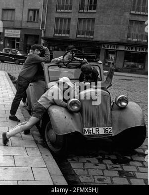 Personnes, enfants, jouer, garçons avec une vieille voiture DKW, Munich, Lehel, fin des années 1950, DROITS-SUPPLÉMENTAIRES-AUTORISATION-INFO-NON-DISPONIBLE Banque D'Images