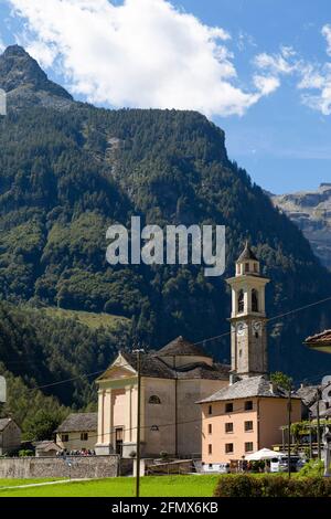 Suisse, Sonogno, septembre 2020. Vue sur l'église Banque D'Images