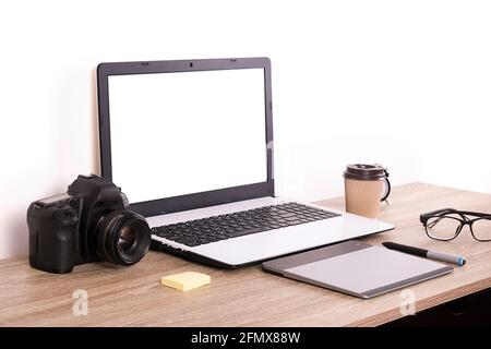 Concept de date limite du photographe. Vue de dessus de la table des designers avec ordinateur portable pc, tablette à dessin, appareil photo, autocollants mémo jaunes, réveil, cuvette Banque D'Images