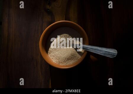 poudre à pâte, séchée dans une casserole d'argile, sur une table en bois, levure pour faire du pain Banque D'Images