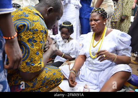 Osun Osogbo mode: Une priestess se dessinant pour un dévot Banque D'Images