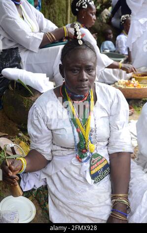 Osun Osogbo mode: Une des priestesses qui tend les sanctuaires à l'intérieur de la forêt sacrée d'Osun Banque D'Images