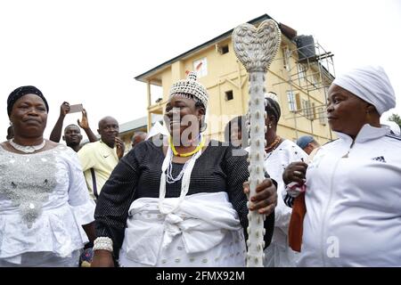 Osun Osogbo Fashion: Couvert de cowrie, couronne, personnel et emballage. Banque D'Images