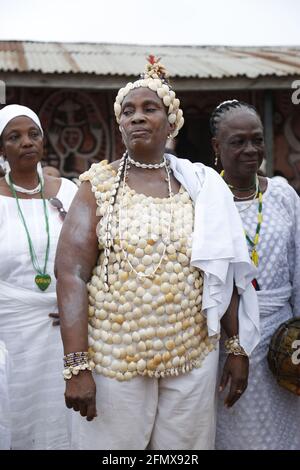 Osun Osogbo mode: Osun priestess robed dans des coquillages et des cowries Banque D'Images