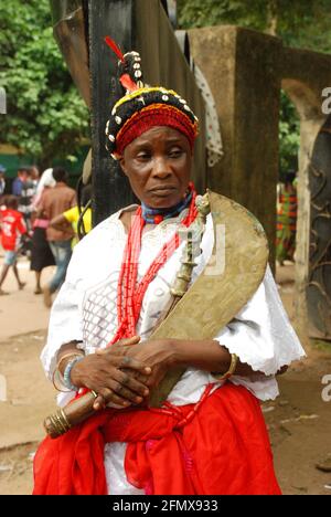 Osun Osogbo Fashion: Une fierté dans une tenue colorée célèbre pour la performance dramatique le jour d'Osun. Banque D'Images