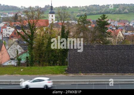 Geiselwind, Allemagne. 30 avril 2021. Une voiture passe devant le mur de gabion de la barrière anti-bruit près de Geiselwind sur l'autoroute A3. Credit: Nicolas Armer/dpa/Alay Live News Banque D'Images