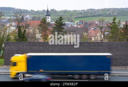 Geiselwind, Allemagne. 30 avril 2021. Un camion passe devant le mur de gabion de la barrière anti-bruit près de Geiselwind sur l'Autobahn 3. Credit: Nicolas Armer/dpa/Alay Live News Banque D'Images