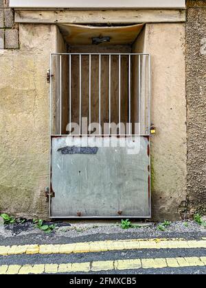 Porte en métal cadenassée de l'autre côté de l'entrée pour monter dans la ruelle entre les deux bâtiments Banque D'Images