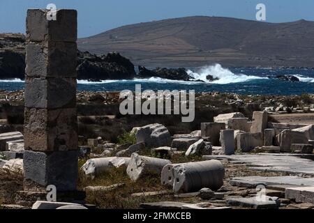 Delos, Grèce. 10 mai 2021. Une partie du site archéologique de l'île de Delos est visible à Delos, Grèce, le 10 mai 2021. Delos, autrefois un centre commercial en plein essor au milieu de la mer Égée près de Mykonos, est un patrimoine mondial de l'UNESCO avec une histoire de 5,000 ans. C'est l'un des plus importants sites mythologiques, historiques et archéologiques de Grèce. Crédit: Marios Lolos/Xinhua/Alamy Live News Banque D'Images