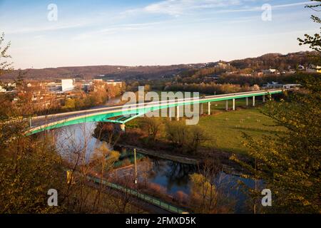 Pont de la route fédérale B 226n sur la Ruhr, Wetter sur la Ruhr, Rhénanie-du-Nord-Westphalie, Allemagne. Bruecke der B 226n uber die Ruhr in Banque D'Images