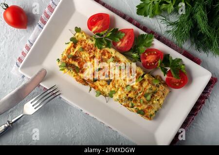Omelette française fraîche avec légumes frais. Plats végétariens Banque D'Images