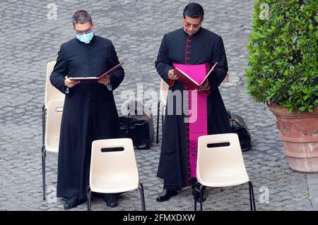 Rome, Italie. 12 mai 2021. 12 mai 2021 : Priest attend le Pape François dans la cour Saint Damaso au Vatican pour son audience générale hebdomadaire au Vatican crédit: Agence de photo indépendante/Alamy Live News Banque D'Images