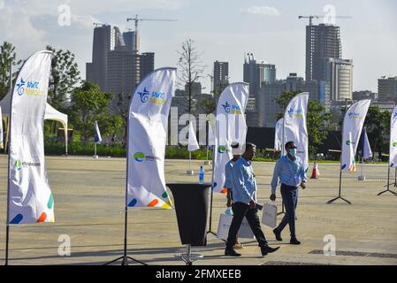 Addis-Abeba. 11 mai 2021. Photo prise le 11 mai 2021 montre les personnes qui assistent à la cérémonie de lancement de la solution de service d'argent mobile d'Ethio-Telecom appelée « Tele-Birr » à Addis-Abeba, en Éthiopie. L'État éthiopien Ethio-Telecom a lancé mardi soir une solution de service d'argent mobile développée par la Chine.POUR ALLER AVEC 'Roundup: L'Éthiopie lance une solution de service d'argent mobile développée par la Chine' Credit: Michael Tewelde/Xinhua/Alamy Live News Banque D'Images