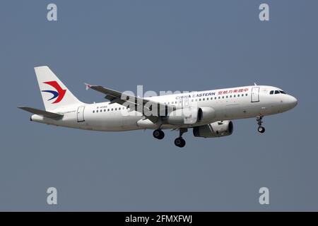 Shanghai, Chine – 16. Mai 2016 : China Eastern Airlines Airbus A320 à l'aéroport de Shanghai (SHA) en Chine. Airbus est un fabricant d'avions de Toulous Banque D'Images