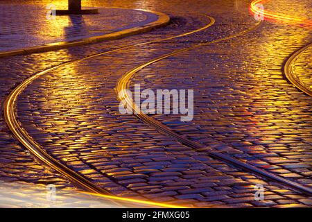 Rues de Prague avec pavés et rails de tramway. Banque D'Images