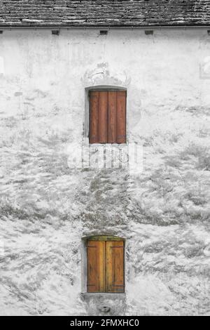 Ancienne ferme avec des volets fermés et une partie de l'ancien toit, Valle Maggia, Tessin, Suisse. Banque D'Images