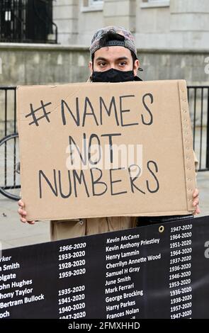 Londres, Royaume-Uni. Les noms et non les chiffres, l'organisation qui vise à se rappeler et la campagne pour ceux qui ont perdu la vie en raison de la négligence du gouvernement et le manque d'action pendant la crise COVID-19. En face de Downing Street, Westminster. Banque D'Images