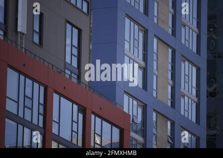 Façade en hauteur des bureaux avec détails architecturaux en béton coloré dans le centre-ville de San Diego, Californie, États-Unis. Banque D'Images