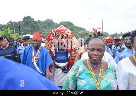 Osun Osogbo: Arugba menant la procession spirituelle à la rivière Osun. Banque D'Images