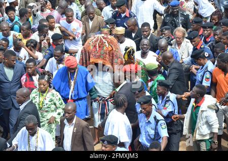 Osun Osogbo: Arugba menant la procession spirituelle à la rivière Osun. Banque D'Images