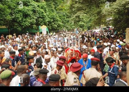 Osun Osogbo: Arugba menant la procession spirituelle à la rivière Osun. Banque D'Images