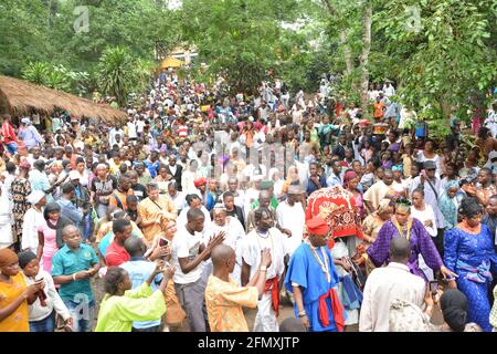 Osun Osogbo: Arugba menant la procession spirituelle à la rivière Osun. Banque D'Images