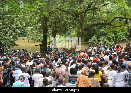 Osun Osogbo: Arugba menant la procession spirituelle à la rivière Osun. Banque D'Images