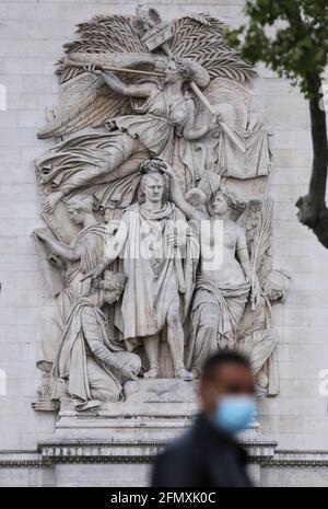 PARIS, le 12 mai 2021 (Xinhua) -- UN homme portant un masque marche près de l'Arc de Triomphe à Paris, France, le 12 mai 2021. La France est sur le point de sortir de la crise sanitaire alors que les indicateurs COVID-19 poursuivent la tendance à la baisse et que le déploiement des vaccins s'accélère, selon le Premier ministre français Jean Castex. (Xinhua/Gao Jing) Banque D'Images