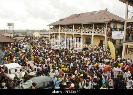 Osun Osogbo: Arugba menant la procession spirituelle à la rivière Osun. Banque D'Images