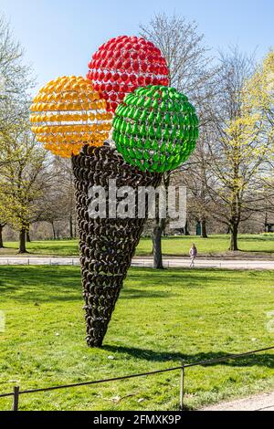 Une exposition au Yorkshire Sculpture Park YSP à Wakefield, West Yorkshire, Angleterre Royaume-Uni - Tutti Frutti par Joana Vasconcelos 2011 Banque D'Images