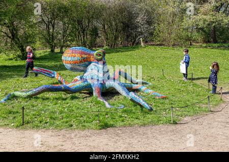 Une exposition au Yorkshire Sculpture Park YSP à Wakefield, West Yorkshire, Angleterre Royaume-Uni - Octopus (Polipo) 2011 par Marialuisa Tadei Banque D'Images