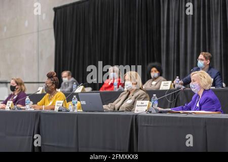 Jackson, Michigan, États-Unis. 11 mai 2021. La Commission indépendante de réglementation des citoyens tient sa première audience publique avant de redessiner les cartes des circonscriptions et des circonscriptions législatives du Michigan. La Commission a été créée par l'initiative de vote des électeurs et non des politiciens, adoptée en 2018, qui visait à mettre fin au découpage électoral en écartant le pouvoir de redécoupage de la législature. Crédit : Jim West/Alay Live News Banque D'Images