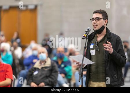 Jackson, Michigan, États-Unis. 11 mai 2021. Un jeune homme parle alors que la Commission indépendante de réglementation des citoyens tient sa première audience publique avant de redessiner les cartes des circonscriptions et des circonscriptions législatives du Michigan. La Commission a été créée par l'initiative de vote des électeurs et non des politiciens, adoptée en 2018, qui visait à mettre fin au découpage électoral en écartant le pouvoir de redécoupage de la législature. Crédit : Jim West/Alay Live News Banque D'Images