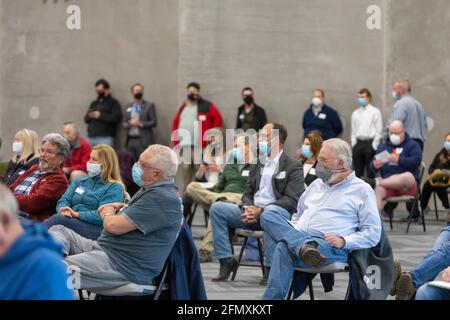 Jackson, Michigan, États-Unis. 11 mai 2021. Les membres de l'auditoire écoutent pendant que la Commission indépendante de réglementation des citoyens tient sa première audience publique avant de redessiner les cartes des circonscriptions et des circonscriptions législatives du Michigan. La Commission a été créée par l'initiative de vote des électeurs et non des politiciens, adoptée en 2018, qui visait à mettre fin au découpage électoral en écartant le pouvoir de redécoupage de la législature. Crédit : Jim West/Alay Live News Banque D'Images